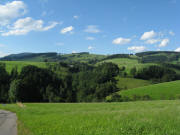 Blick von der R�merstrasse Zwerisberg am 18.8.2008 nach Norden �ber den Hulochhof zum Vorderen Willmen St.Peter