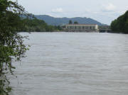 Tele-Blick von der Tschamberh�hle nach Osten zum Kraftwerk Schw�rstadt am 14.8.2008