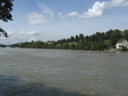 Blick nach Westen zur alten Rheinbrücke (links) und zum Adelberg am 14.8.2008