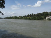 Blick nach Westen zur alten Rheinbr�cke (links) und zum Adelberg am 14.8.2008