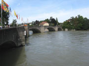 Blick nach Nordwesten �ber die Rheinbr�cke zu Restaurant Haus Salmegg am 14.8.2008
