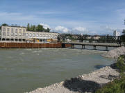 Blick nach Norden zu Maschinenhaus und Steg des Flusskraftwerks am 14.8.2008