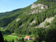 Blick von der Stollenbachstrasse nach Nordwesten am 5.8.2008 zu Gassenbauernhof und Glaserhansenhof links 