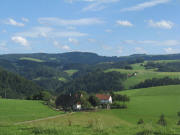 Tele-Blick nach Osten �ber den Kussenhof und das Wagensteigtal zur Steig am 18.8.2008