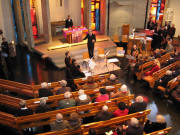 Orchester mit Clemens Flämig - die Kantorei in der Kirche "verstreut"