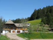 Blick nach Norden zum Gasthaus Bergstüble in Linach beim Bernhardenhof am 13.5.2008