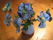 F�nf Bl�ten aus Ton in der Vase am 20.12.2008