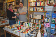 Yvonne R�ther und Nikolai Fromke mit Timo hoffen in ihrer neuen �B�cher-Burg� im Birkenhof auf eine lange erfolgreiche Existenz.