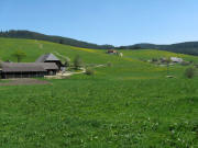 Blick nach S�dosten zum Hilpertenhof, Schwarzenh�usle und Gantershof (von links) am 11.5.2008