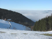 Blick von der Anhöhe beim Langhansen nach Westen über den Holzschlaghof ins Nebelmeer von Spirzen und Rheintal am 16.12.2008