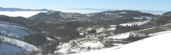 Blick nach Westen vom Kapfenmathishof über Oberibental, Lindenberg, St.Peter und Rosskopf (v.l.) am 23.12.08 zu den Vogesen