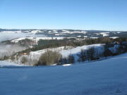 Blick nach Nordosten �ber Holzschlaghof links und Kernenh�uslehof rechts am 16.12.2008 - bis St. M�rgen