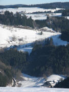 Tele-Blick vom Langhansenhäusle nach Nordosten am 16.12.2008 zu Fallerhof und Hogenhof in die Spirzen sowie hoch zum Brosihof bzw.Erlenbach