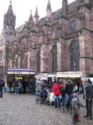 Lange Schlange am Wurststand am 23.12.2008 um 14 Uhr