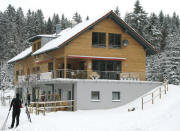  Im Schnee wirkt das neue Loipenhaus am Notschrei noch sch�ner �