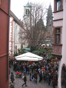 Blick vom Freiburger Rathaus nach Osten �ber den Weihnachtsmarkt zum M�nster am 23.12.2008