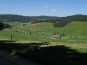 Blick nach Nordwesten �ber den Schachenbauernhof zum Schwabenhof und ins Langenordnachtal am 11.5.2008