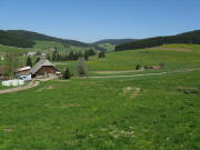 Blick �ber den Schafmeiershof nach Norden ins Langenordnachtal am 11.5.2008 - F�rberhof links