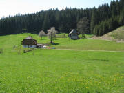 Blick nach Westen zum Zipfelh�usle sowie Neubau (links) am 11.5.2008