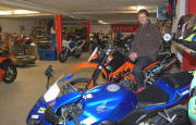 Geräumig ist die neue Werkstatt vom „Zweirad Shop“, in der Jochen Böckmann jetzt auch die „X-Over-Bags“ anbietet.