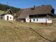 Blick nach Osten zum K�hbauernhof mit Kapelle am 11.2.2008