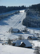 Tele-Blick vom Rotenhof westwärts über den Rainhof zum Schneeberg am 3.2.2008