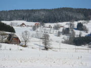 Tele-Blick vom Unterwirtshaus �ber den Schwabenhof (links) hoch nach Schw�rhzenbach am 3.2.2008 