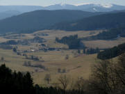 Tele-Blick vom Haberjockelhof nach Südwesten auf Unterschwärzenbach und zum Feldberg am 11.2.2008