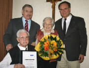 Karl und Elisabeth Furtw�ngler wurden vom VdK-Kreisverbandsvorsitzenden Dieter L�sch und dem 1. Vorsitzenden des Oberrieder VdK-Ortsverbandes Werner Widmann (hinten v.l.) geehrt.