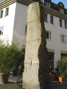 Granitblock von Ulrich R�ckriem von 1986 - titellose Skulptur am Augustinerplatz Blick nach Westen am 29.1.2008