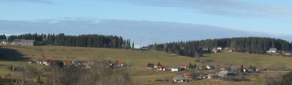 Tele-Blick von Berg �ber das Haslachtal nach Nordwesten auf Saig am 23.1.2008 - links die Saiger H�he