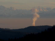 Tele-Blick nach Südosten von Feldberg-Grüble über die Dampfwolke des AKW Leibstadt/CH zu den Alpen am 23.1.2008