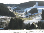 Blick von Gurbeleck nach S�den ins Hinterbreg zu Dilgerhof (vorne), Winterhalderhof, Hochbauernhof und Husebenehof (von rechts) am 8.1.2008 - Stollenwaldlift rechts