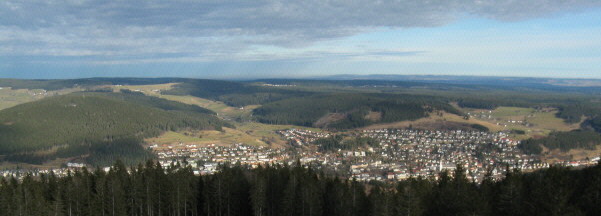 Tele-Blick vom Hochfirst am 11.1.2008 nach Norden auf Neustadt mit Jostal (Mitte links hoch) und Langenordnachtal (rechts)