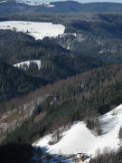 Tele-Blick vom Lachenh�usle am 19.12.2007 ins Tal der Wilden Gutach zum  Kaspelesh�usle rechts und hoch nach St.M�rgen 