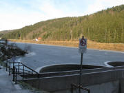 Blick nach Nordwestem �ber den Stausee zum Gasthaus Talsperre am 8.1.2008