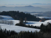 Blick vom P oberhalb Brosihof an Strasse Thurner-Neuh�usle nach S�desten �ber Schweigh�fe und Spirzen zum Kybfelsen bei Freiburg am 19.1.2007