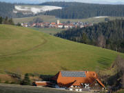 Blick nach Norden von der Spirzenstrasse beim Abzweig "Auf den Spirzen" �ber den Pf�ndlerhansenhof  zu St.M�rgen am 1.8.08