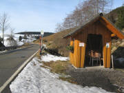 Blick �ber Buswarteh�uschen am Wehrleshof nach Westen ins Linachtal am 8.1.2008