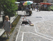 M�dchen beim "Wasserlauf" vor dem Freiburger M�nster am 16.7.2008