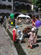 Erfrischendes B�chle vor dem Freiburger Rathaus am 28.6.2008