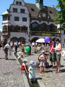 Erfrischendes B�chle vor dem Freiburger Rathaus am 28.6.2008