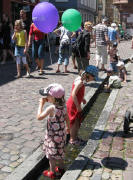 Im B�chle vor dem Rathaus am 28.6.2008 ein Eis schlotzen