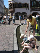 B�chle vor dem Rathaus am 28.6.2008 - Mama passt auf