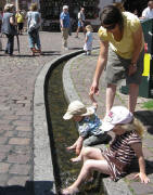 B�chle vor dem Rathaus am 28.6.2008 - Mama passt auf
