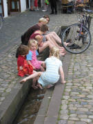 Familien-Fussbad im B�chle am M�nsterplatz am 28.6.2008