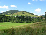 Blick nach S�dwesten �ber die Bernauer Kirche zum K�pfle-Lift am 23.7.2008