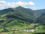 Blick von der Immi ob Dietenbach nach Osten zu Hinterwaldkopf und Zastlert am 3.8.2008 - vorne das h�ssliche Gewerbegebiet von Oberried