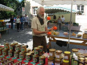 Der jonglierende Imker: Karl-Heinz- Eilers am 5.7.2008 auf dem Littenweiler Bauernmarkt