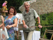 Eva-Maria Sch�le in Ihrem Bauerngarten am 27.7.2008 mit Gunter Mertznich vom Schwarzwaldverein Dreisamtal